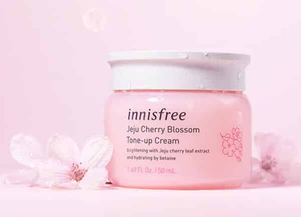 innisfree-jeju-cherry-blossom-kem-duong-trang-da-han-quoc-nao-tot